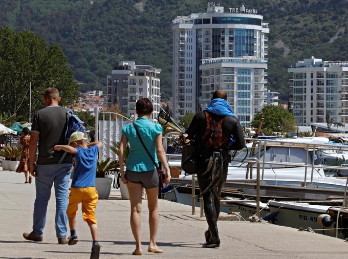 Ruski državljani so v preteklosti množično vlagali v nepremičnine na črnogorski obali. Grošelj ne pričakuje, da jih bodo zaradi zaostrenih odnosov med državama zdaj začeli prodajati. | Foto: Reuters