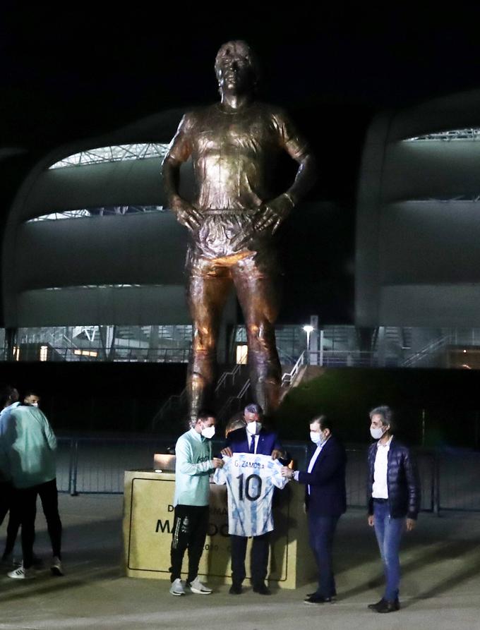 Pred stadionom Santziago del Estero zdaj stoji spomenik Diega Armanda Maradone. | Foto: Reuters