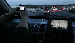 Skoraj polovica voznikov za volanom telefonira na nedovoljen in nevaren način