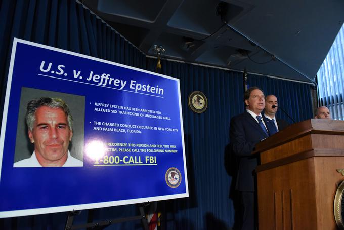 Preiskava FBI in zveznega tožilstva se osredotoča na posameznike, ki so Epsteinu domnevno pomagali pri njegovih dolgoletnih zlorabah mladoletnih deklet in trgovanju z belim blagom. | Foto: Getty Images