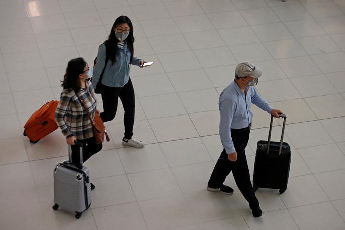 kitajski turisti | Številne letalske družbe so že odpovedale polete v Kitajsko in iz nje. | Foto Reuters