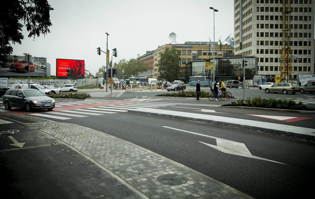 križišče, kolesarjenje | Novo urejeno križišče Dunajske s Tivolsko ima pri zavijanju v desno zdaj dva pasova. | Foto Ana Kovač