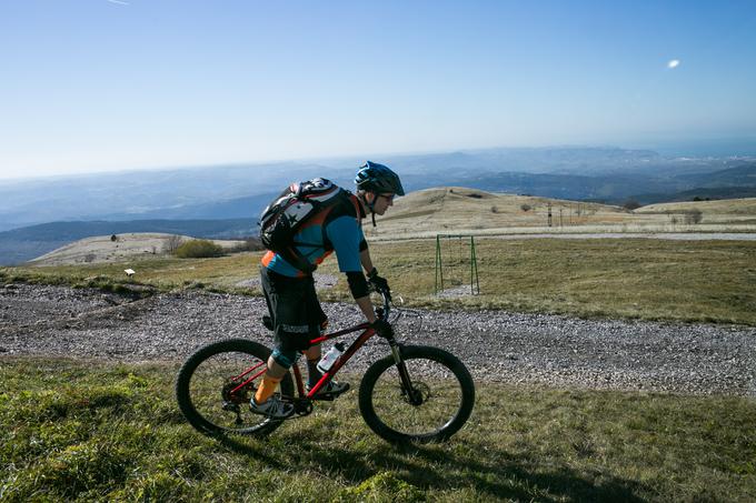 Široke dostopne poti privabljajo gorske kolesarje, na Slavnik vodijo še druge poti, po katerih bodo pohodniki imeli vso tamkajšnjo naravo samo zase. | Foto: Klemen Korenjak