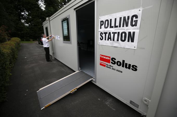 Ponekod so volišča vzpostavili v posebnih kontejnerjih. | Foto: Reuters