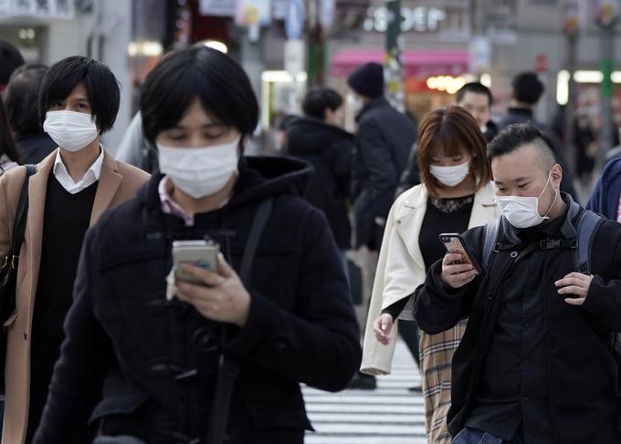Nošenje maske je na Japonskem nekaj normalnega. | Foto: Reuters