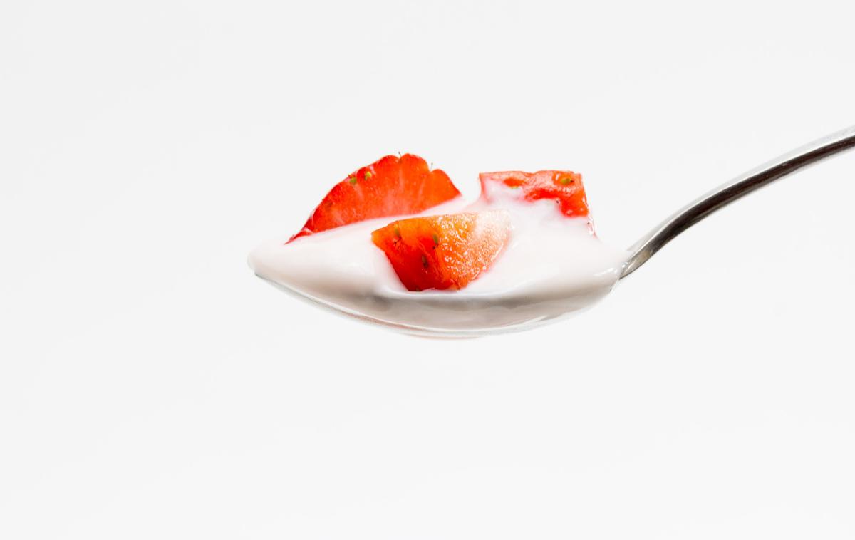 jagode, jogurt | V lončku sadnega jogurta najdemo od štiri do sedem kock sladkorja.  | Foto Pixabay