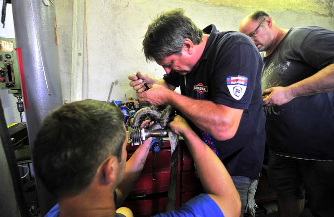 "V tej delavnici preživimo približno štiri mesece letno," pravi Bubnič, ki je včeraj pred današnjim začetkom dirke v Ilirski Bistrici še končeval sestavljanje delte. | Foto: Gregor Pavšič