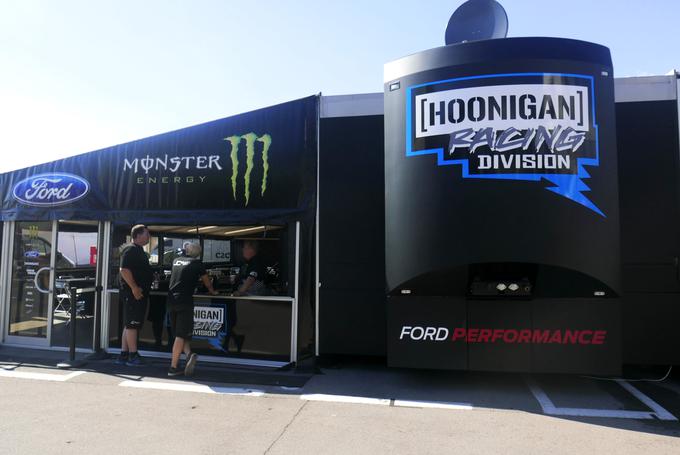 Uradni partner ekipe Hoonigan Racing Divisions (Ken Block, Andreas Bakkerud) je tudi Ford Performance. To je oddelek Forda iz Detroita, ki neposredno skrbi za razvoj novih Fordovih športnih avtomobilov. Njihovi zadnji avtomobili so novi ford focus RS, ford mustang in ford GT. | Foto: Gregor Pavšič