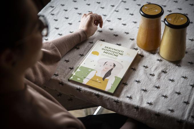 Skrivnosti Gospodične Medične je prva knjiga o apiterapiji, namenjena vsem generacijam. V intervjuju za Siol.net je Nika Pengal razkrila, da bo zagotovo sledilo še nadaljevanje. | Foto: Bojan Puhek