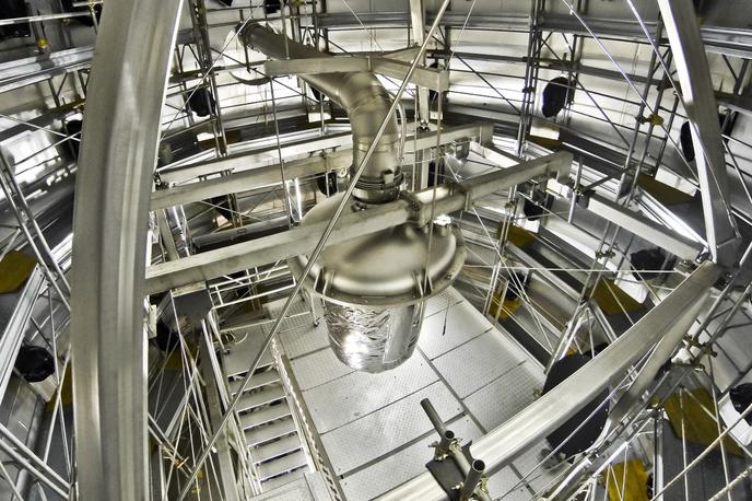 Xenon Experiment | V valjasti posodi je približno 3.000 kilogramov super-čistega in na prijetnih minus 95 stopinj Celzija ohlajenega tekočega ksenona-124. Med postopkom zaznavanja razpada ksenonovih atomskih jeder je celotna okolica valjaste posode polna vode. Vse skupaj se namreč nahaja v velikanski vodni komori.  | Foto Xenon Experiment