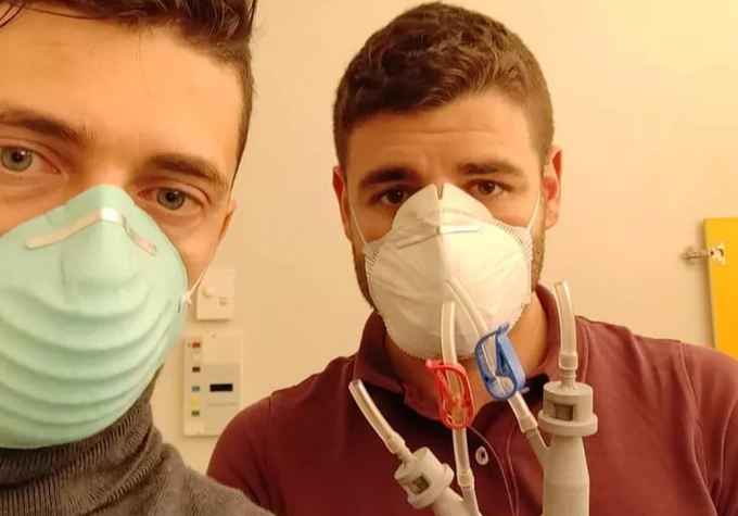 Cristian Fracassi in Alessandro Romaioli iz podjetja Isinnova s 3D-natisnjenimi ventili, ki so najverjetneje reševali življenja kritično bolnih italijanskih pacientov. | Foto: Facebook / Massimo Temporelli
