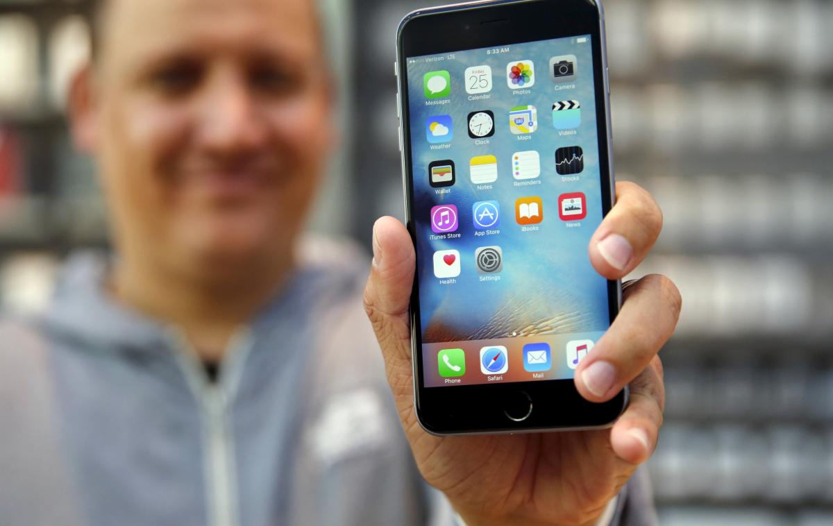iPhone 6S, Apple | Med iphoni, katerih lastniki (v ZDA) bodo upravičeni do poravnave, je tudi iPhone 6S. | Foto Reuters