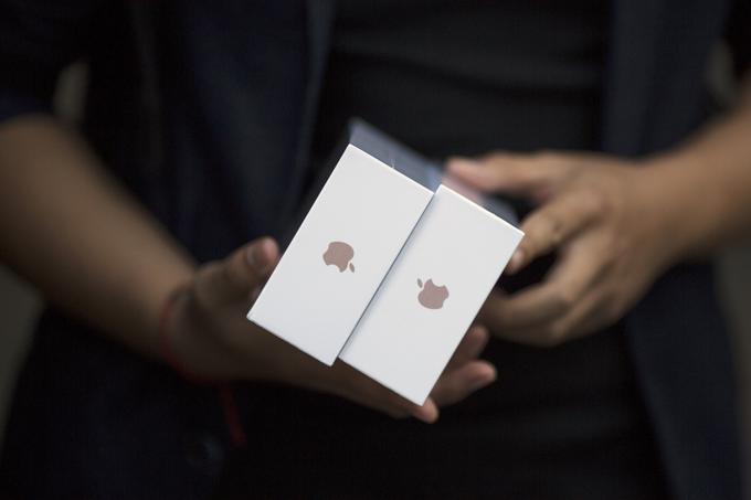 Uporabniki imajo sicer možnost zakupa podaljšanega Applovega jamstva (AppleCare) oziroma včlanitve v Applovo naročniško razmerje iPhone Upgrade, ki jim vsako leto zagotavlja nov telefon iPhone.  | Foto: Reuters