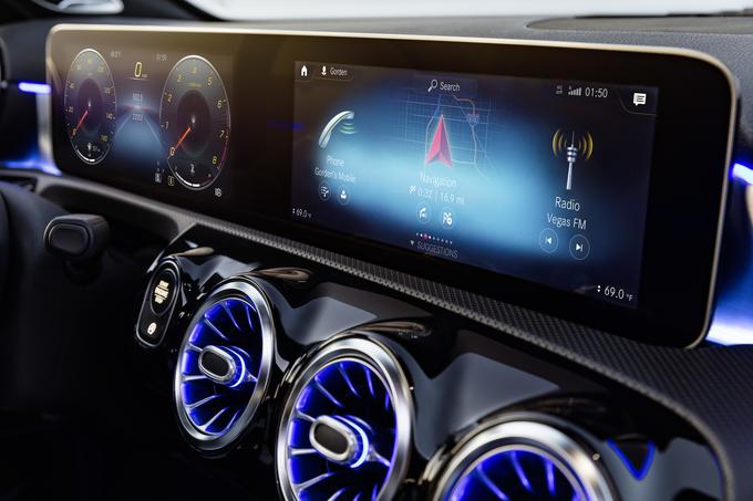 V notranjosti ima voznik možnosti tudi dveh združenih zaslonov na dotik, vsak od njiju je velik dobrih deset palcev. Odzivnost zaslona je zelo dobra.  | Foto: Mercedes-Benz