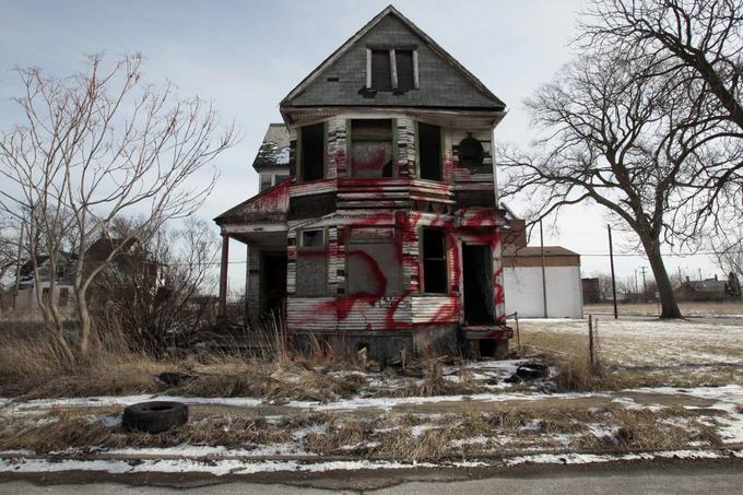 Detroit je strašljiv zato, ker je odraz temne strani kapitalizma in industrializacije. Sredi prejšnjega stoletja je bilo to velemesto predvsem po zaslugi avtomobilske industrije eno najbolj razvitih v Združenih državah Amerike, danes pa ga pretresajo brezposelnost, kriminal, politična korupcija. Mesto je leta 2013 bankrotiralo, med letoma 2000 in 2010 se je iz Detroita izselila četrtina prebivalcev. Detroit je zaradi številnih umorov in zelo aktivnih uličnih tolp eno najnevarnejših mest v ZDA. | Foto: 