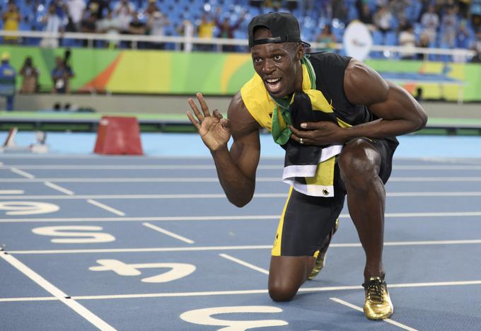 V Riu de Janeiru je Bolt nastopil na svojih zadnjih olimpijskih igrah, naznanil pa je tudi, da bo sezona 2017 njegova zadnja. V Braziliji je postal prvi, ki je trikrat zapored zmagal na olimpijskih igrah v teku na 100 in 200 metrov, zlato pa je osvojil tudi v štafeti. Takrat mu še niso vzeli štafetne medalje iz Pekinga, tako da je slavil trojni trojček, na koncu pa je ostal z osmimi olimpijskimi medaljami. | Foto: Reuters