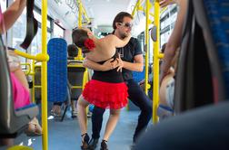 So tudi vas na mestnem avtobusu presenetili plesalci? (video)