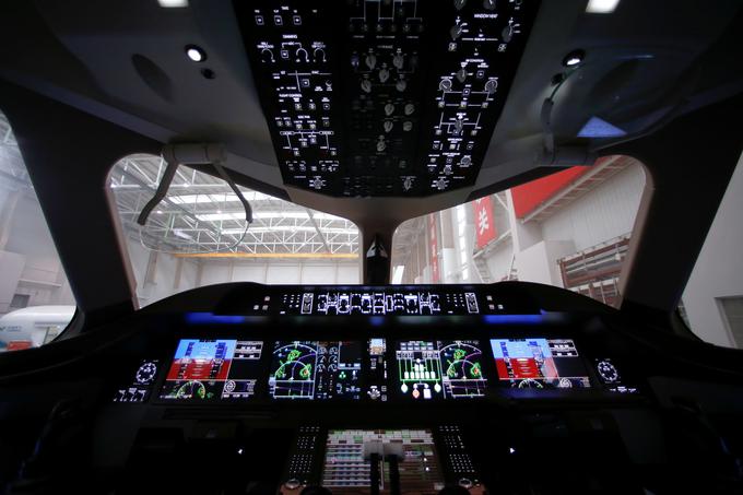Comac je že dobil več kot 500 naročil za to letalo, ki pa ga vseeno čaka trnova pot mednarodnega dokazovanja z vidika kakovosti, skrbi za naročnike in podobno. Na teh področjih imata Boeing in Airbus dolgoletne izkušnje | Foto: Reuters