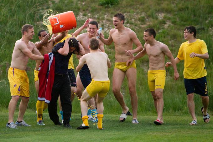 Tako so si ga privoščili nogometaši Mariboru ob proslavljanju državnega naslova v sezoni 2011/12. | Foto: Vid Ponikvar
