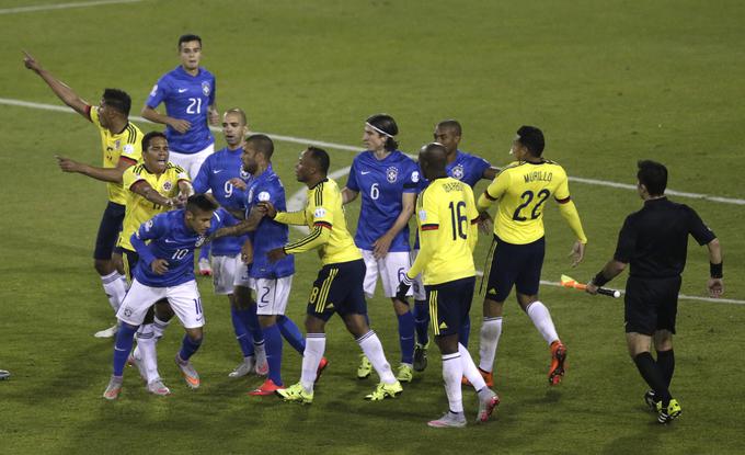 Brazilija je na Copa Americi 2015 v Čilu veljala za eno izmed favoritinj, a se je vse skupaj izjalovilo po Neymarjevi neumnosti.  Že po drugi tekmi na prvenstvu, ko je član Barcelone izgubil živce ter žogo nabil v Kolumbijca Pabla Armera. Brazilec je po tekmi dobil kazen štirih tekem prepovedi igranja in Cope je bilo zanj konec. Brazilci so nato izpadli že v četrtfinalu. Po streljanju enajstmetrovk so jih izločili Paragvajci. | Foto: Reuters