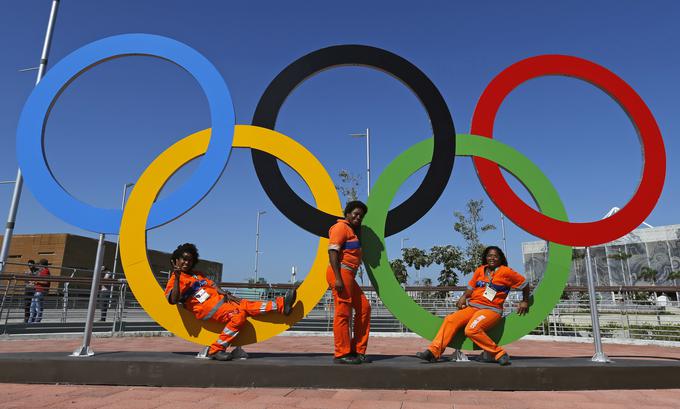 Olimpijski krogi so velik športni simbol. Ne samo za športnike, ampak tudi za vse druge. Takole so na olimpijskih krogih pozirale čistilke v olimpijski vasi. | Foto: 