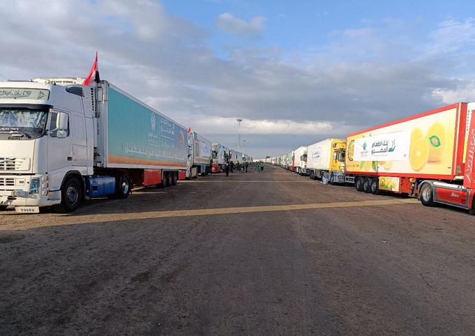 Na stotine tovornjakov s humanitarno pomočjo že šest dni čaka na egiptovski strani mejnega prehoda Rafa. | Foto: Reuters