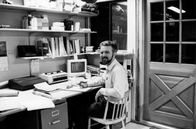 Tony je prvih 18 let podjetje vodil v nočnih urah, ob službi na univerzi, in to kar v svoji vrtni uti. | Foto: Osebni arhiv