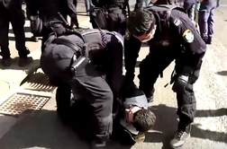 Proti ukrepom: aretirali več sto ljudi, nad protestnike s solzivcem #video #foto