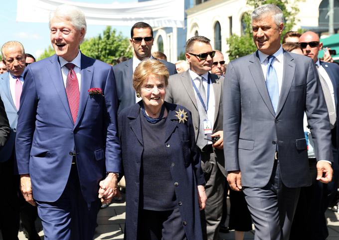 Nekdanji ameriški predsednik Bill Clinton, nekdanja ameriška državna sekretarka Madeleine Albright in kosovski predsednik Hashim Thaci. | Foto: Reuters