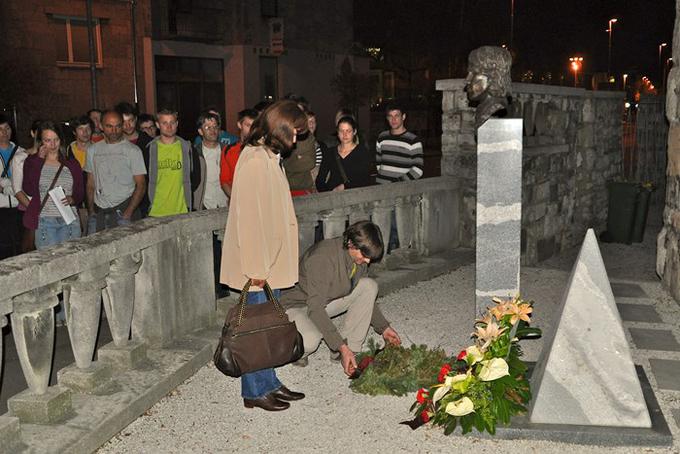 27 let po smrti so Zaplotniku v Kranju postavili doprsni kip. | Foto: Matjaž Sušnik