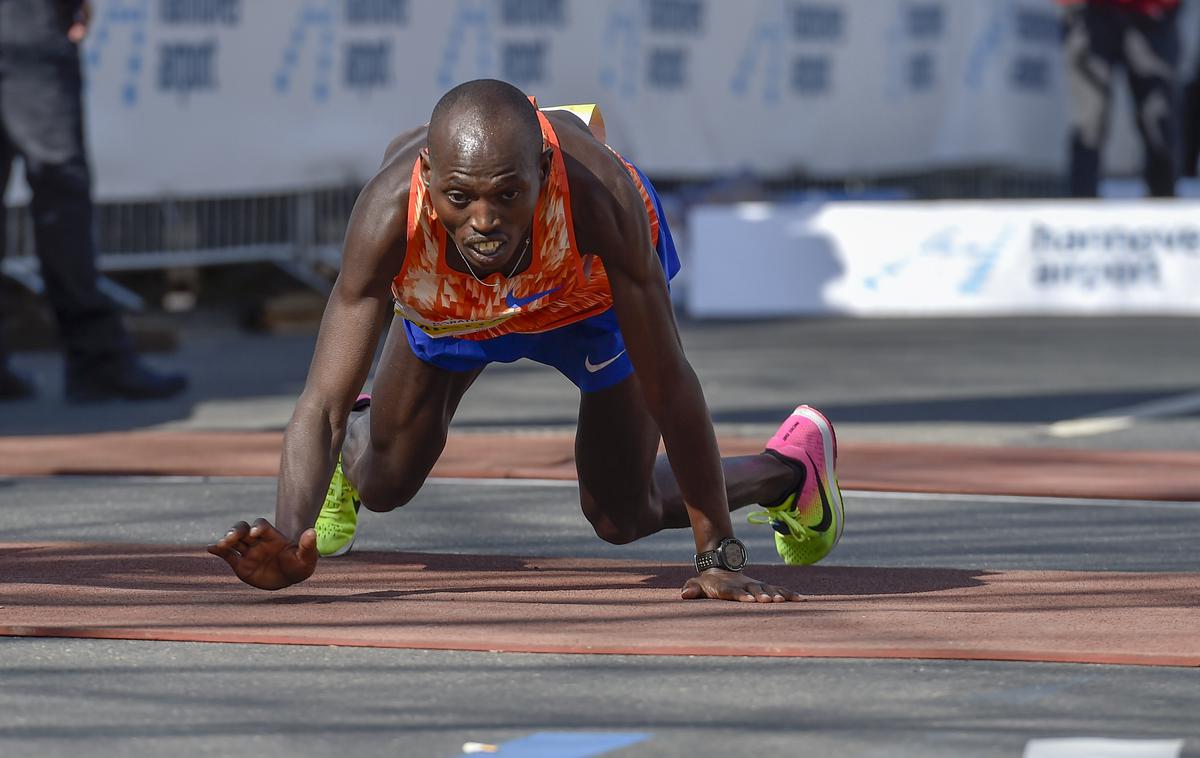 Michael Njenga Kunyuga | Michael Njenga Kunyuga je leta 2018 zasedel drugio mesto na maratonu v Hannovru (2;10:16), takole se je spotaknil, ko je prišel v cilj. | Foto Guliverimage