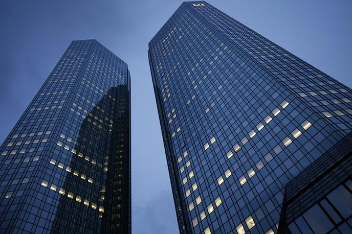 Deutsche Bank | Nemški preiskovalci so danes obiskali prostore Deutsche Bank. Banka naj bi sodelovala pri poslih v davčnih oazah in sporen denar iz davčnih oaz prenakazovala na svoje račune. | Foto Reuters