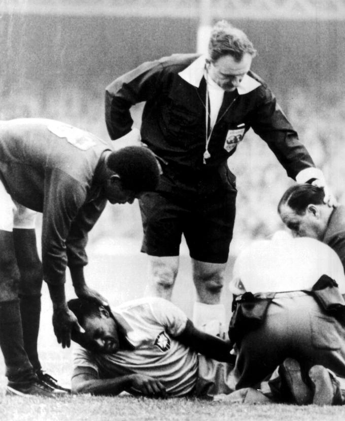 Na SP 1966 ga je takole po brutalnem prekršku Joaa Moraisa tolažil sloviti portugalski napadalec Eusebio. | Foto: Guliverimage/Vladimir Fedorenko
