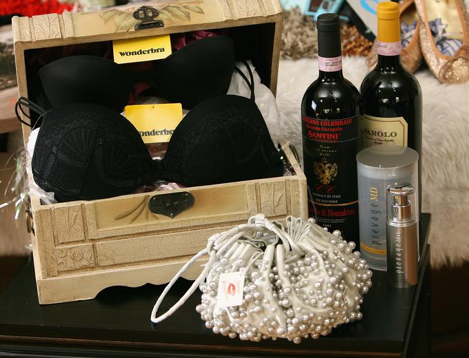 Delček daril, ki so jih podarjali leta 2007 - modrček za dvig prsi Wonderbra in prestižna italijanska vina. | Foto: Getty Images