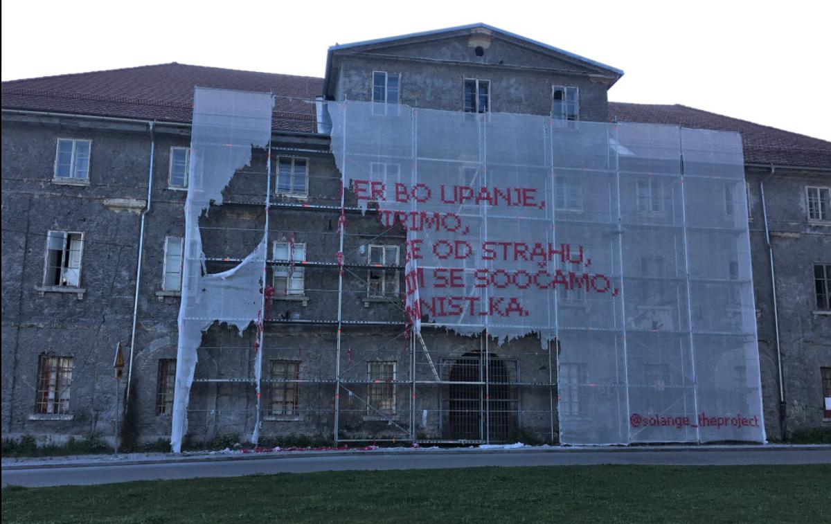 Poškodba umetniška dela Cukrarna | Fotografija poškodovanega umetniškega dela, ki so jo objavili pri Mestni galeriji Ljubljana. | Foto Facebook