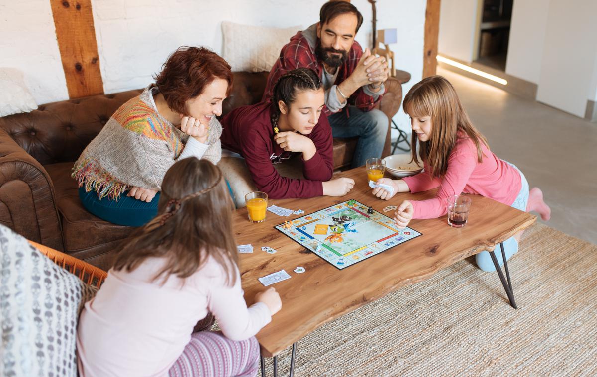 namizna igra, družabna igra, družina, otroci | Ženske se za otroke odločajo čedalje starejše, družin brez otrok je vse več, delež družin z vsaj tremi otroki pa vse manjši. | Foto Shutterstock