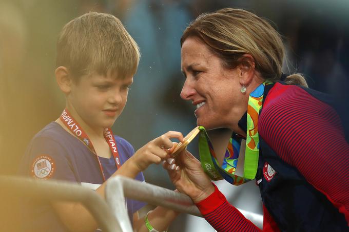 Ameriška kolesarka Kristin Armstrong je pri 42 letih še tretjič zapored zmagala v kronometru. Kot prvi se je lahko zlate medalje dotaknil njen sin Lucas William Savola. Ameriško šampionko so nemudoma preplavila čustva. | Foto: Getty Images