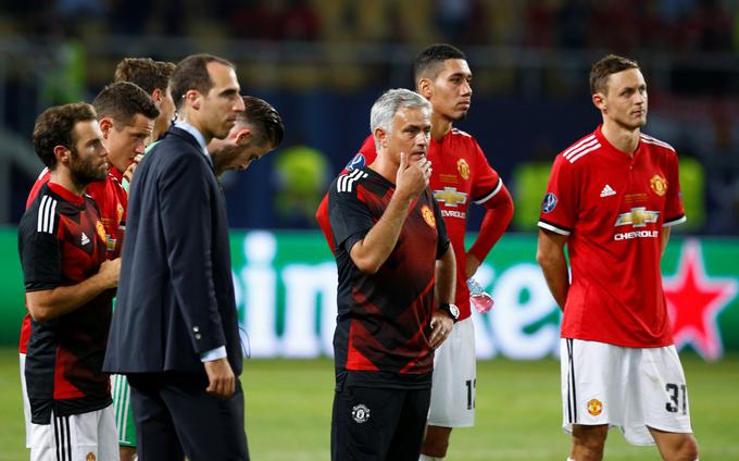 Jose Mourinho je moral v superpokalnem obračunu čestitati nekdanjemu klubu. | Foto: Reuters