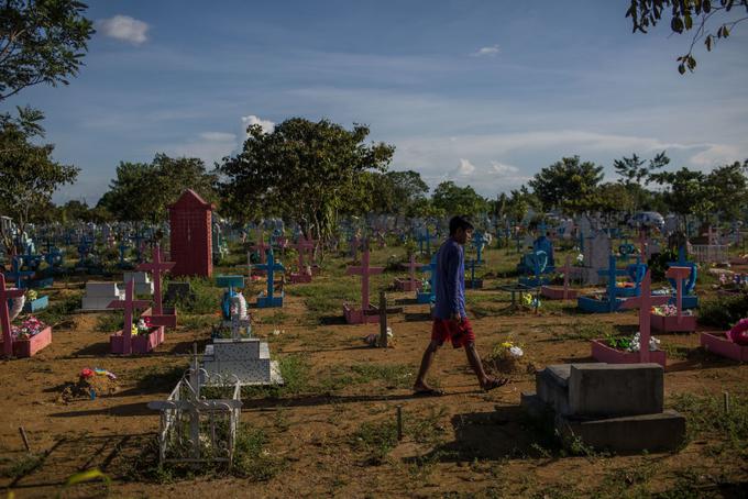 V dvomilijonskem mestu Manaus v osrčju brazilske Amazonije se je zdravstveni sistem ob odsotnosti resnih ukrepov za zajezitev epidemije bolezni covid-19 popolnoma zlomil. Doslej je umrlo že več kot deset tisoč ljudi. | Foto: Getty Images
