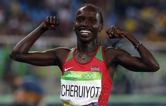 Vivian Cheruiyot je osvojila četrto olimpijsko medaljo, a prvo zlato. Kenijka je po zmagi napovedala slovo z atletskih stez, saj se bo posvetila maratonu. | Foto: Reuters