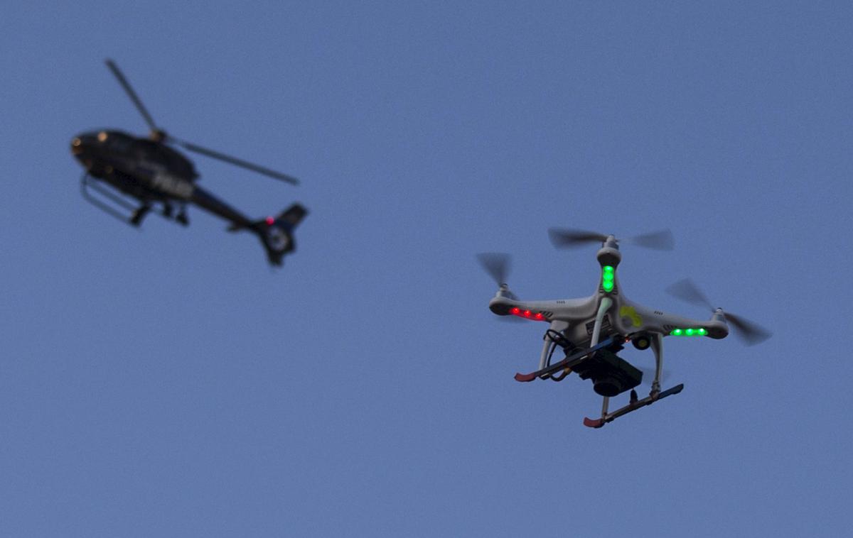 droni | Novembra z ljubljanskega kliničnega centra ni mogel odleteti vojaški helikopter, saj ga je le malo višje opazoval dron. Helikopterji so zaradi velike sprednje steklene površine zelo izpostavljeni udarcem dronov. | Foto Reuters