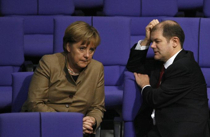 Scholz je finančni minister v nemški vladi. Ni prvič, da sodeluje z Merklovo, saj je bil med letoma 2007 in 2009 minister za delo in socialne zadeve. Fotografija je iz obdobja, ko je bil Scholz minister za delo. | Foto: Reuters