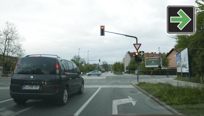 Za zdaj še ni znano, kje bodo ta poskusni prometni znak lahko postavili. Na fotografiji je desni pas namenjen le zavijanju desno, a bi težava morda lahko nastopila zaradi prečkanja ceste pešcev in kolesarjev. | Foto: 