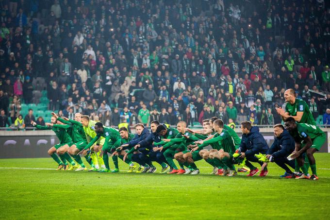 Po tekmi so si dali duška z navijači. | Foto: Žiga Zupan/Sportida