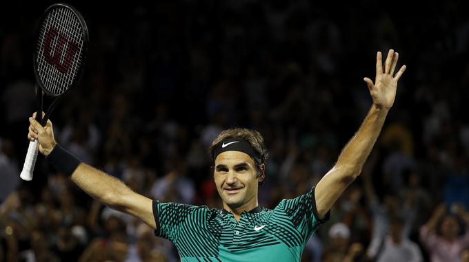 Roger Federer pri 36 letih še zdaleč ni za v staro šaro. | Foto: Reuters