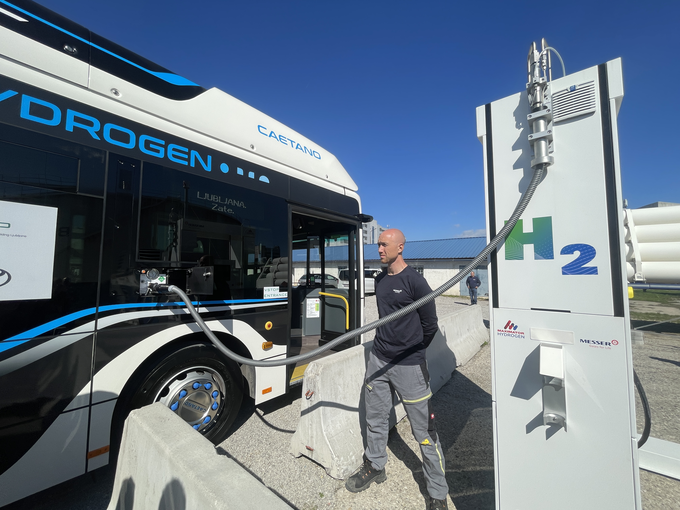 Polnjenje avtobusa z vodikom. Sprejme lahko do 37,5 kilograma vodika, kar lahko zagotavlja tudi več kot 450 kilometrov dosega. Polnjenje traja le nekaj minut. | Foto: Gregor Pavšič