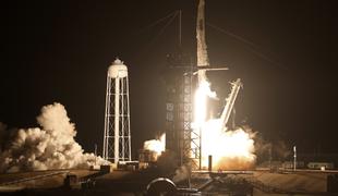 Proti ISS poletela raketa podjetja SpaceX s štirimi astronavti #foto #video