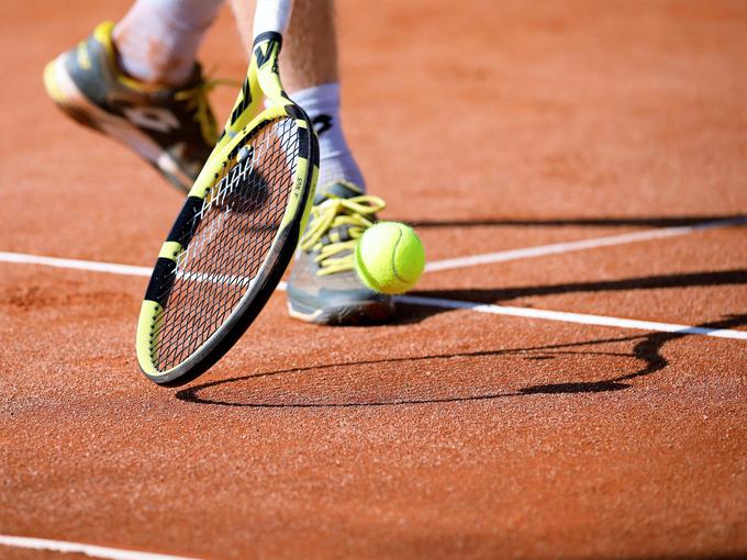 Teniško igrišče je običajno oranžne, teniška žogica pa rumene barve. | Foto: Hervis