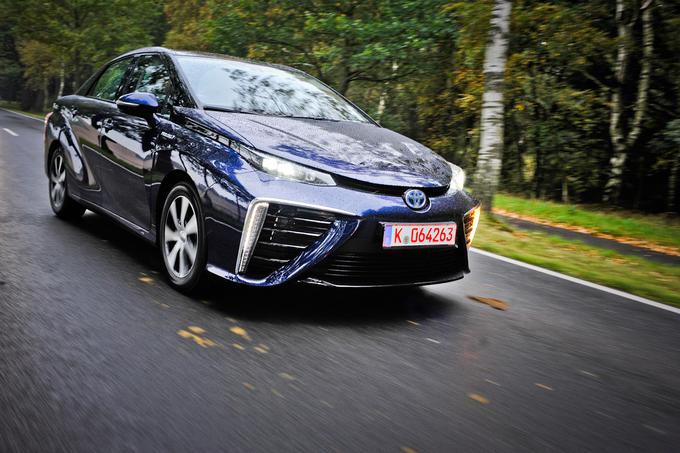Toyota mirai je avtomobil s pogonom na vodikove gorivne celice. Pri Toyoti so bili prepričani, da je zaradi svojega dosega in trajanja polnjenja, ki je primerljiv s klasičnimi bencinskimi oziroma dizelskimi avtomobili, najprimernejša oblika alternativnega avtomobila prihodnosti. | Foto: Jure Gregorčič