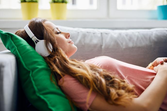 Poslušanje glasbe | Glasba, ki nam je všeč, sproža zelo zapletene možganske dejavnosti, ki vodijo do ugodja.